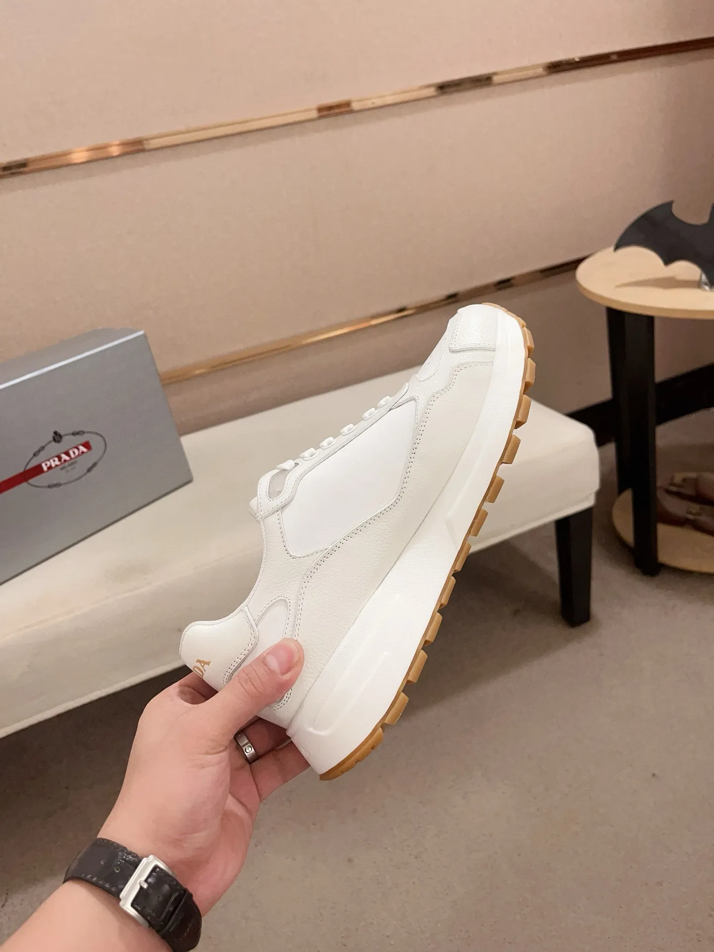 Men's shoes 💰 580💰 ✔️✔️✔️High-quality new PRADA counters are launched simultaneously. The new men's shoes and 😘 fabrics are made of selected first-layer cowhide with superb craftsmanship. Lining: Full cowhide lining. 👍🏿 High-end ☄️ air-cushion molded anti-slip rubber outsole, exquisite lines, simple and elegant, comfortable and high-end for leisure travel. Code number: 38 to 45 (can be customized to 46 to 47, non-refundable)